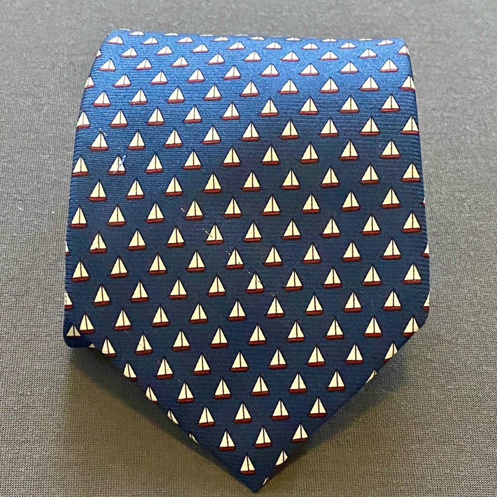 Ralph Lauren 4 in 100% silk necktie. Awesome Sailboat pattern detail.
